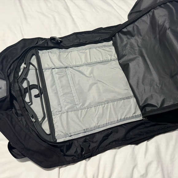 Henty CoPilot Messenger: Convertible Garment Bag, Black. Like New Condition - Picture 3 of 12
